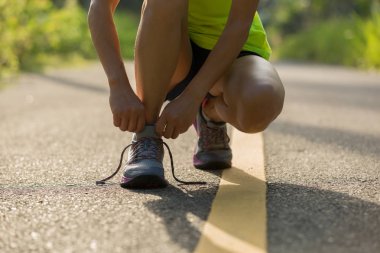 Genç kadın bağlama ayakkabı bağı