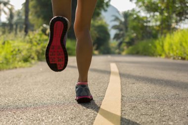 Orman iz üzerinde çalışan kadın bacakları 