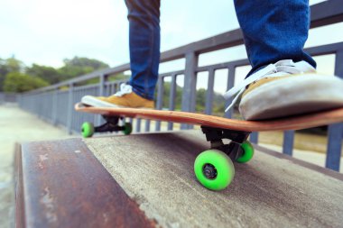 kadın bacakları kaykay ile pratik