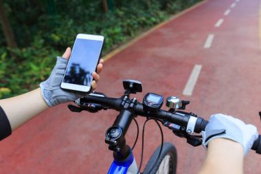 Smartphone navigasyon için kullanarak bisikletçi