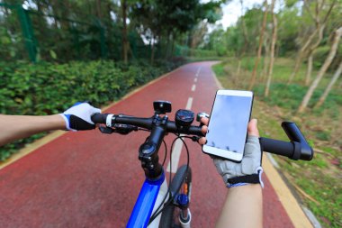 Smartphone navigasyon için kullanarak bisikletçi