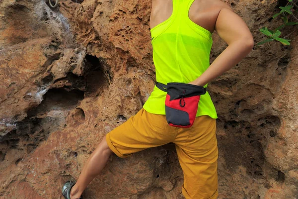 若い女性登山 — ストック写真