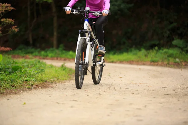 Vrouw rijden fiets op bospad — Stockfoto