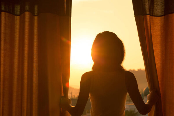 молодая женщина стоит в комнате
