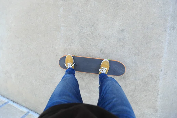 Vrouwelijke benen oefenen met skateboard — Stockfoto