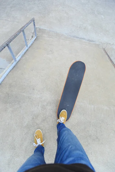 Gambe femminili praticanti con skateboard — Foto Stock