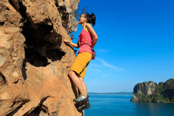 Mujer joven escalando — Foto de Stock