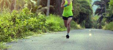 Orman iz üzerinde çalışan kadın  