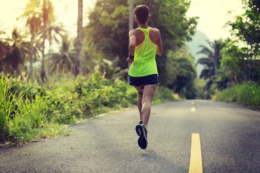 Orman iz üzerinde çalışan kadın  