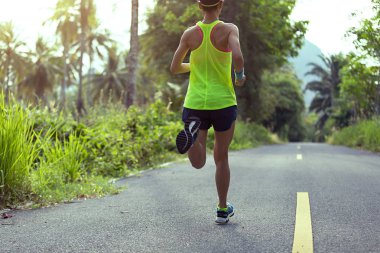 Orman iz üzerinde çalışan kadın  