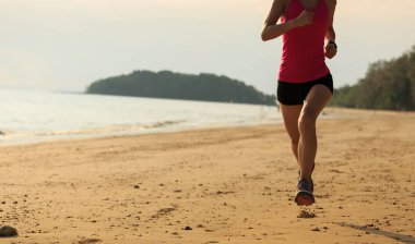  kumlu plajda çalışan genç kadın 