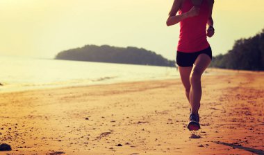  kumlu plajda çalışan genç kadın 