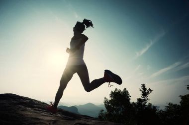 dağ tepe üzerinde çalışan genç kadın