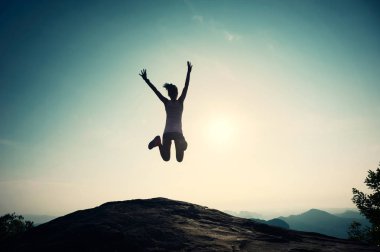 genç kadın dağ tepe üzerinde atlama