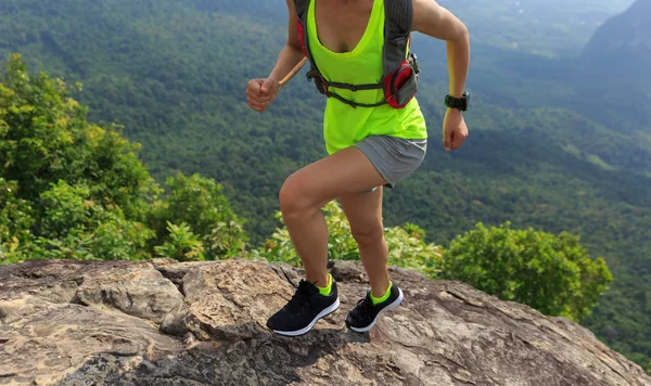 Mujer joven corriendo en la cima de la montaña — Foto de Stock