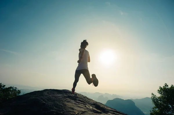 Mujer corriendo en la cima de la montaña —  Fotos de Stock