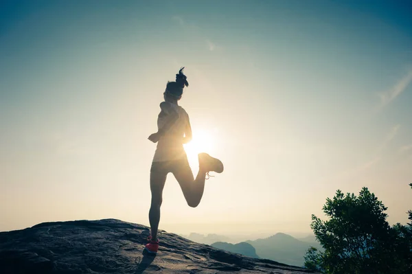 Жінка біжить на вершині гори — стокове фото