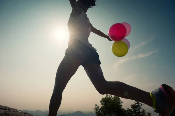 Balonlarla koşan kadın — Stok fotoğraf