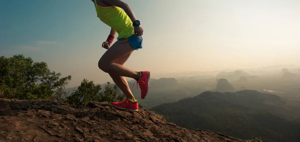 Vrouw draait op de bergtop — Stockfoto