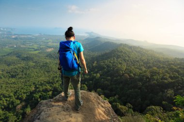 Genç backpacker manzarayı