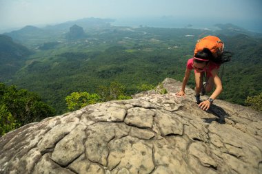 genç kadın dağ tepe tırmanma 