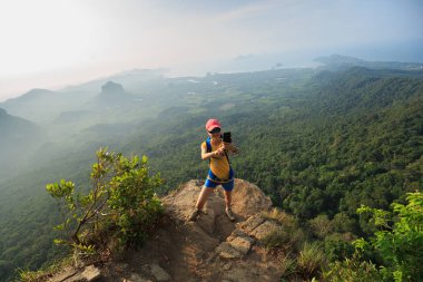 genç kadın alarak resmi cep telefonu ile