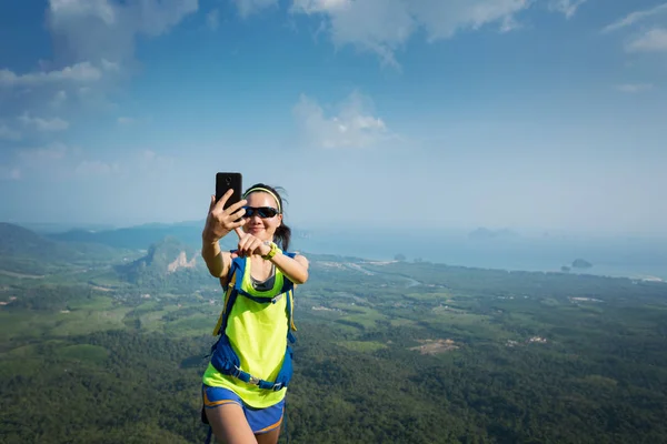 Jovem mulher tirando foto com smartphone — Fotografia de Stock