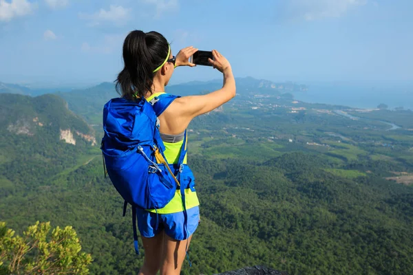 Ung kvinna ta bild med smartphone — Stockfoto