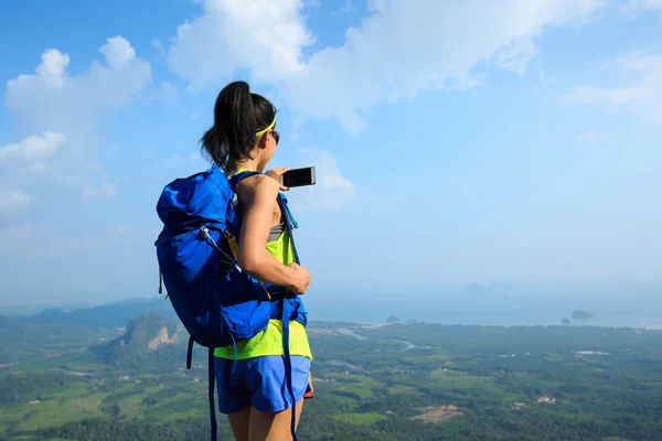 Mladá žena focením s smartphone — Stock fotografie