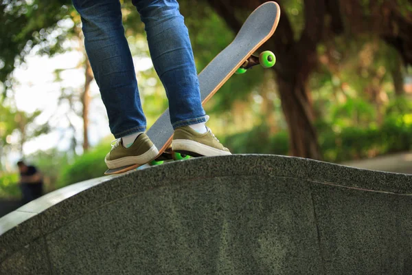 Skateboarder practicing at skatepark — Stock Photo, Image