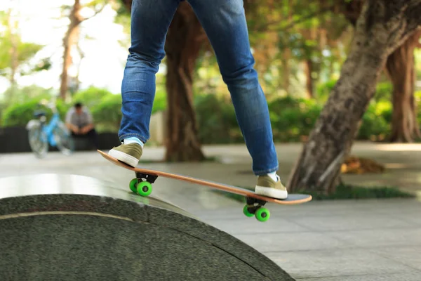 Skateboarder beoefenen in skatepark — Stockfoto