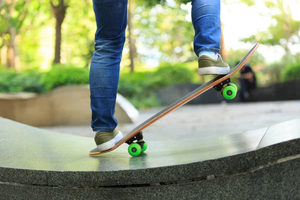 Skateboarder beoefenen in skatepark — Stockfoto