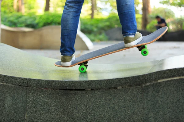 Skateboarder practicando en skatepark —  Fotos de Stock