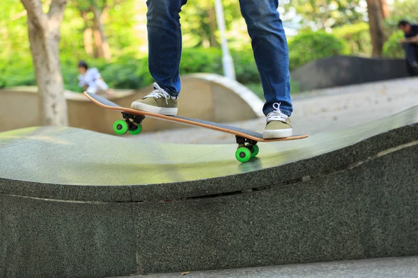 Skateboarder pratiquant au skatepark — Photo