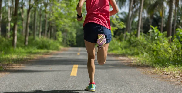 Jeune femme de fitness courir — Photo