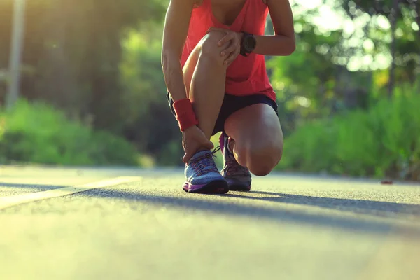 Runner dostał kontuzji sportowych — Zdjęcie stockowe