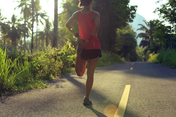 Femme étirant les jambes avant de courir — Photo