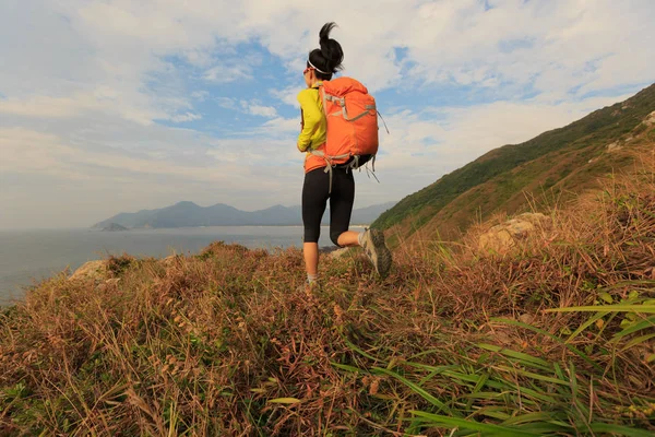 Wanderer läuft auf Berggipfel — Stockfoto