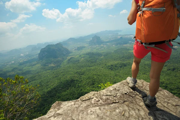 Backpacker standing at mountain top — Stock Photo, Image