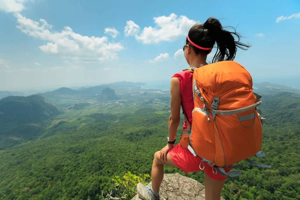 Excursionista sentado en el pico de montaña — Foto de Stock