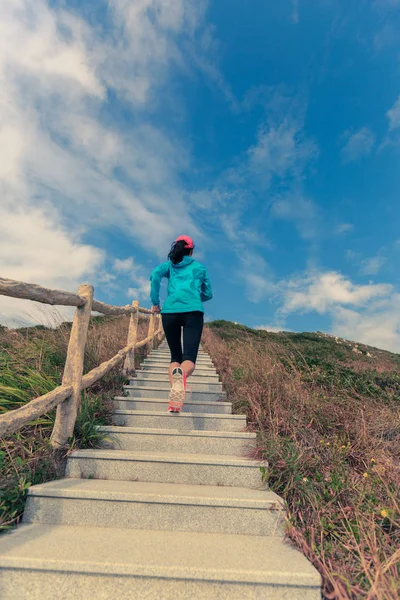 Femme courant sur les escaliers de montagne — Photo