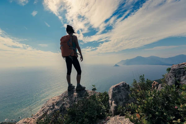 Jovem mulher no pico da montanha — Fotografia de Stock