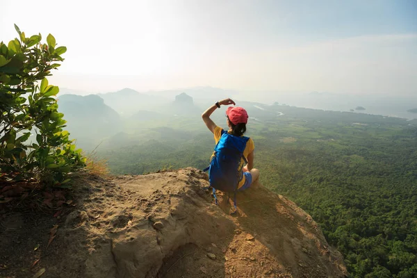 Mujer joven disfrutando de la vista —  Fotos de Stock