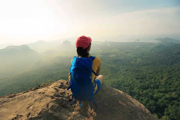 Ung kvinna backpacker njuter utsikten — Stockfoto