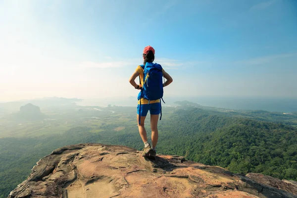 Jonge backpacker genieten van uitzicht — Stockfoto