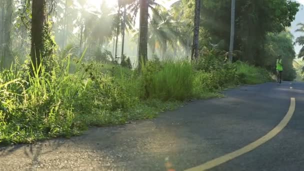 Mujer corriendo por sendero forestal — Vídeos de Stock