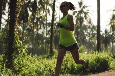 Orman iz üzerinde çalışan genç kadın