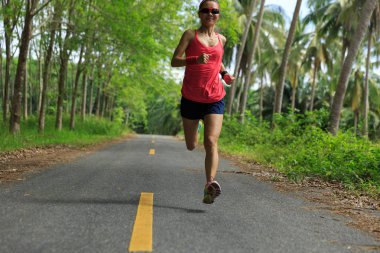 Orman iz üzerinde çalışan genç kadın