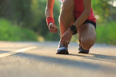 Genç fitness kadın bağlama ayakkabı bağı