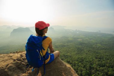 kadının dağ tepe görünümünden